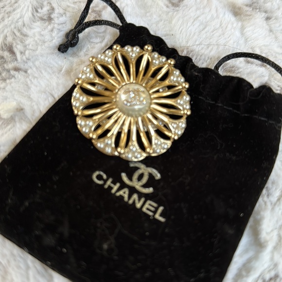 Chanel brooch - Picture 1 of 8